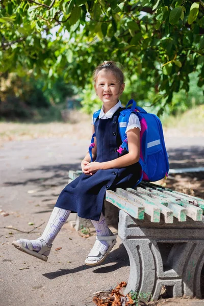 Student Med Folkskola Med Ryggsäck Sitter Bänk — Stockfoto