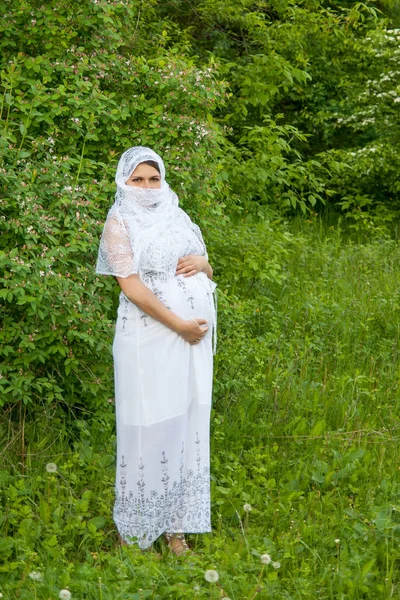 Terhes Fehér Ruhában Erdőben Arcát Borítja Egy Zsebkendőt — Stock Fotó