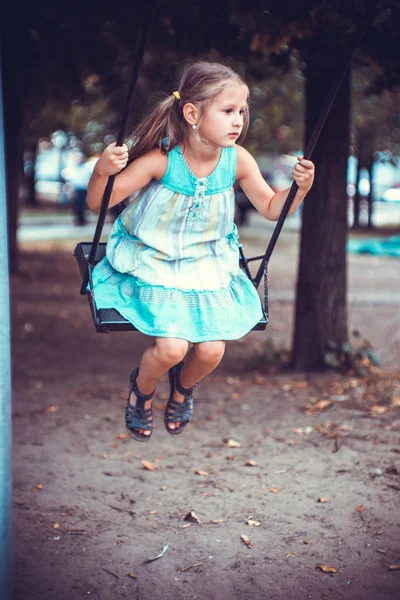 Schattig Klein Meisje Speelplaats — Stockfoto