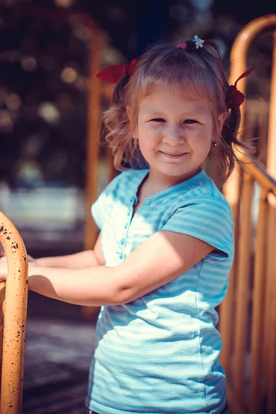 Schattig Klein Meisje Speelplaats — Stockfoto