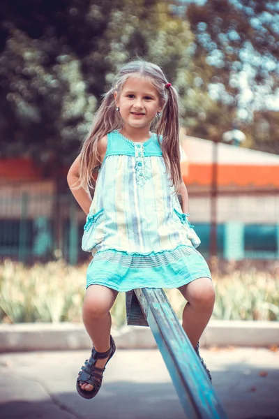 Schattig Klein Meisje Speelplaats — Stockfoto