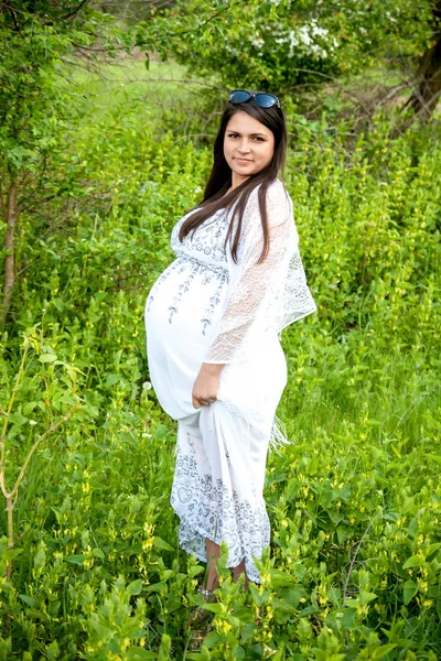 Kobieta Ciąży Białej Sukni Lesie Latem — Zdjęcie stockowe