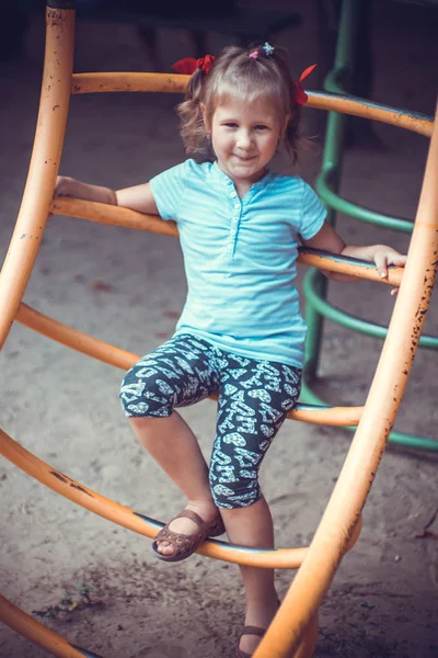 Schattig Klein Meisje Speelplaats — Stockfoto