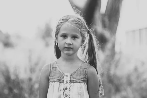 Portrait Noir Blanc Une Petite Fille — Photo