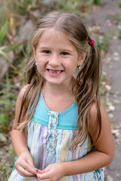 Sevimli Küçük Bir Kız Portresi Güzel Yaz — Stok fotoğraf