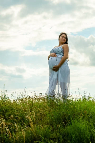 Donna Incinta Vestito Bianco Prato Contro Cielo Con Nuvole — Foto Stock