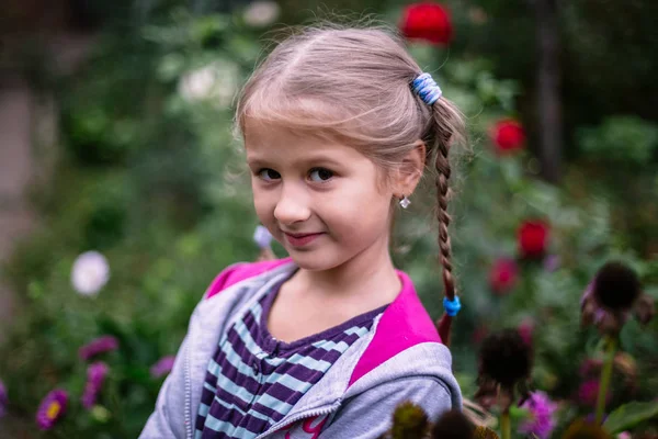 Portret Dziewczynki Ogrodzie — Zdjęcie stockowe