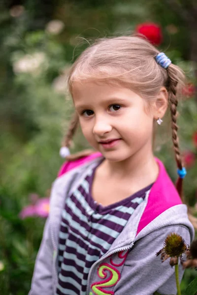 Portret Van Een Klein Meisje Tuin — Stockfoto