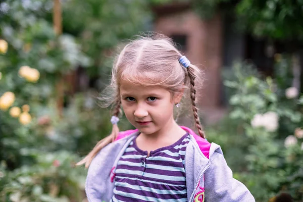 Portret Dziewczynki Ogrodzie — Zdjęcie stockowe