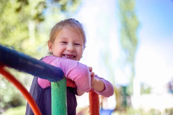 Schattig Meisje Speelplaats Zomer — Stockfoto