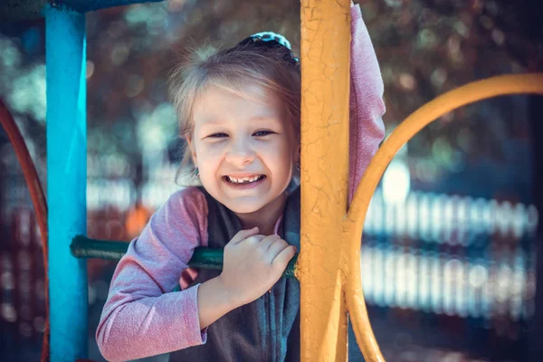 Małe Słodkie Dziewczyny Placu Zabaw Lecie — Zdjęcie stockowe