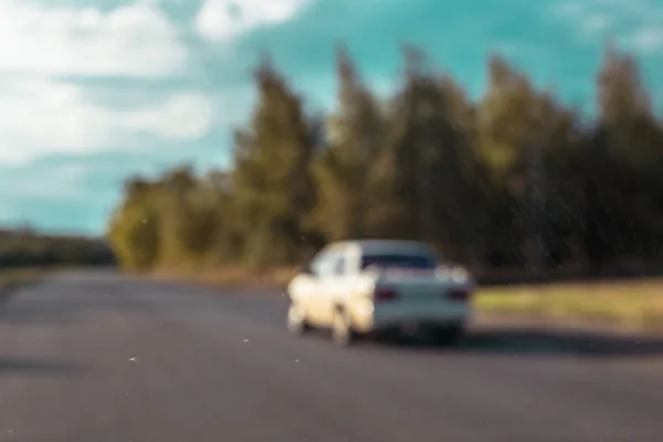 道路上の車の写真がぼけてます — ストック写真