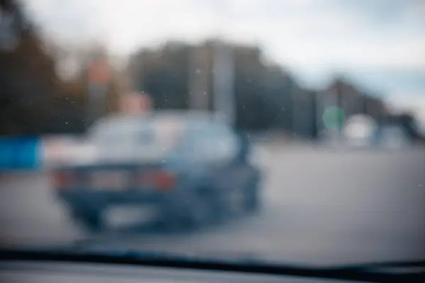 道路上の車の写真がぼけてます — ストック写真