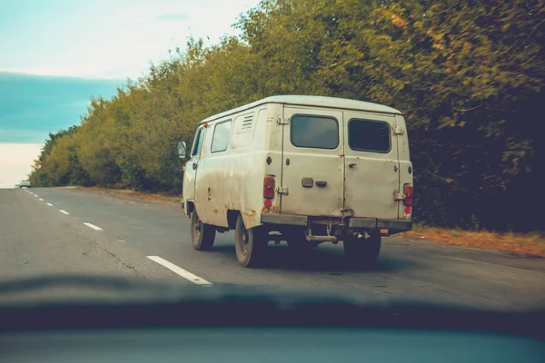 古い希少バンが道路です 車からの眺め — ストック写真