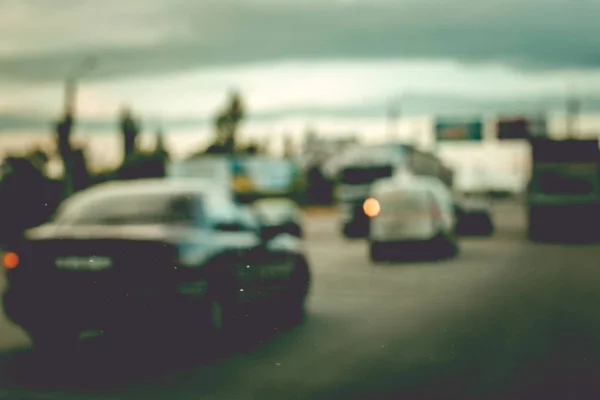 道路上の車の写真がぼけてます — ストック写真