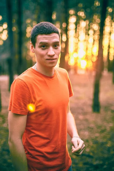 Jeune Homme Shirt Rouge Dans Une Pinède — Photo