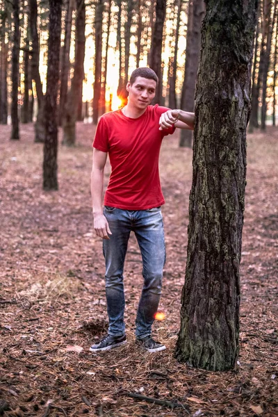 Ένας Νεαρός Άντρας Ένα Κόκκινο Μπλουζάκι Ένα Πευκόφυτο Δάσος — Φωτογραφία Αρχείου