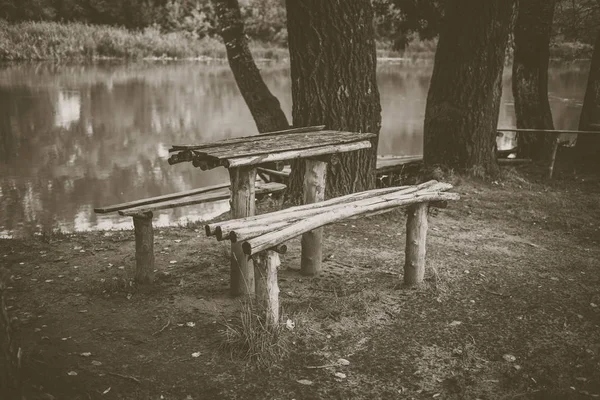 Tavolo Legno Una Panchina Sulla Riva Del Fiume Bel Posto — Foto Stock