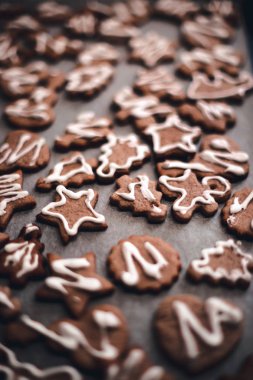 Beyaz kağıt tepsisine üzerine vanilya çerezler