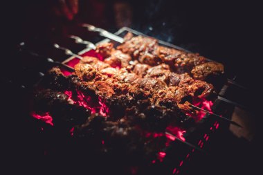 Metal şişleri (ızgara) yemek ızgara kebap. Dumanlı Barbekü, kavrulmuş et pişirilir. Barbekü taze domuz eti et chop dilimleri kadar kapatın. Geleneksel Doğu çanak, şiş kebap.