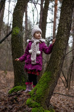 Sonbahar bir ormanda yakınındaki poz küçük şirin kız