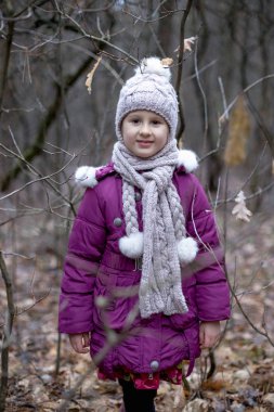 Sonbahar ormanda poz küçük şirin kız.