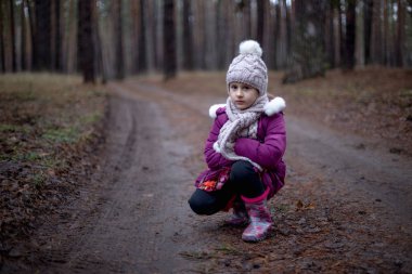 Çam ormanı de yol sonbahar zamanında poz küçük şirin kız.