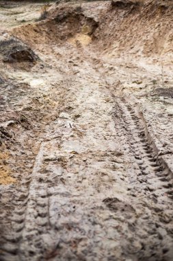 Lastik izleri kum yolda.