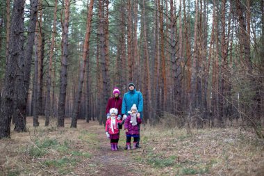 Sonbahar ormandaki kırsal aile.