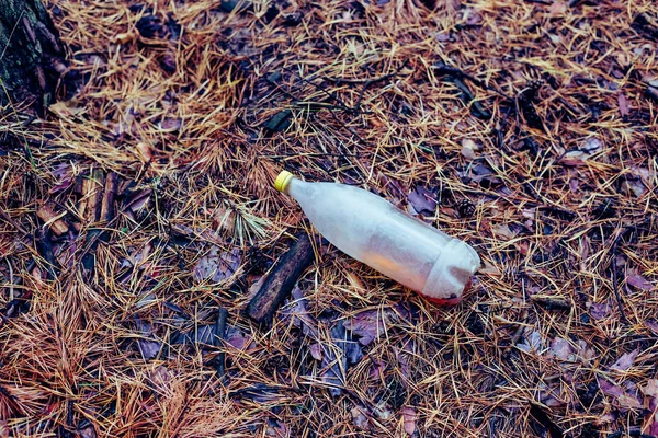 Bouteille Blanche Plastique Sur Sol Dans Forêt Pins — Photo