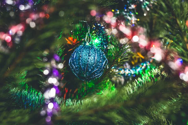Φούσκα Χριστούγεννα Και Χριστουγεννιάτικο Δέντρο Για Γιορτάσουν Νέο Έτος Τονισμένα — Φωτογραφία Αρχείου