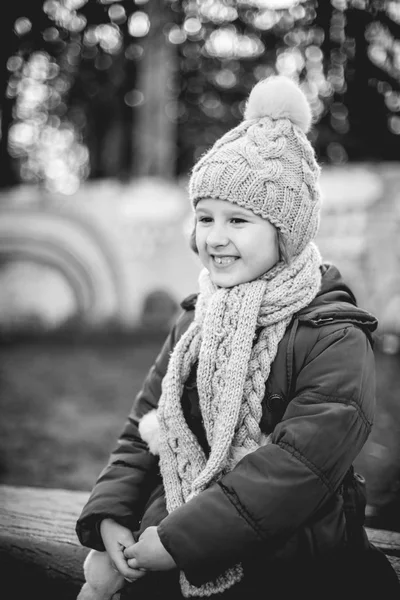 Schattig Meisje Zittend Het Bankje Winter Zwart Wit Foto — Stockfoto