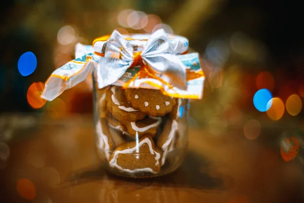 お正月とクリスマスのお菓子 透明なガラスの瓶で焼く甘い休日 — ストック写真