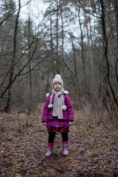 Een Klein Meisje Staat Een Forest Een Pad — Stockfoto