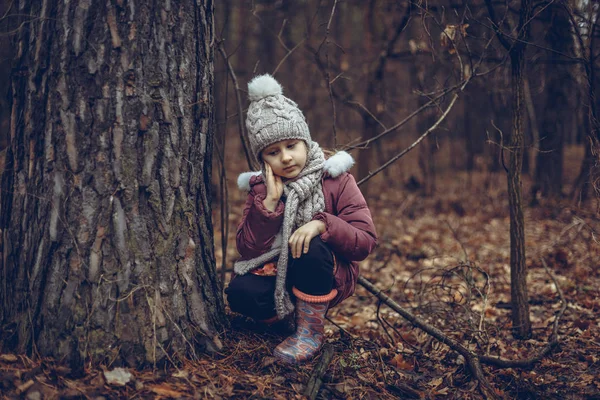 Menina Sentada Perto Uma Árvore Uma Floresta Outono — Fotografia de Stock