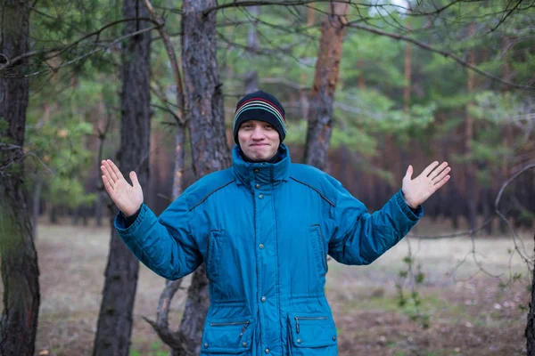 Obszarów Wiejskich Facet Pozowanie Sosnowym Lesie Czasie Jesieni — Zdjęcie stockowe