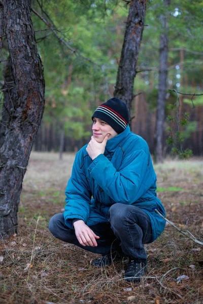 Landsbygdens Kille Poserar Tallskog Höstens Tid — Stockfoto