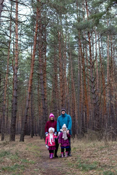 Landelijke Familie Herfst Bos — Stockfoto