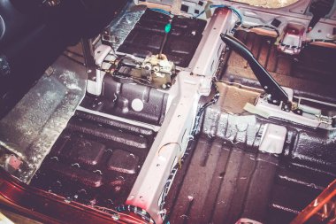 Demonte araba iç. Gürültü ve titreşim yalıtım için hazırlık. Bir araba tamir dükkanında çalışmak.