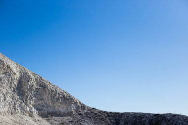 Büyük kireçli dağ ve mavi gökyüzü bulutlar olmadan.