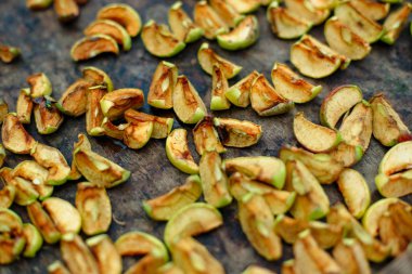 Ev yapımı kurutulmuş elma arka plan tasarımı için.