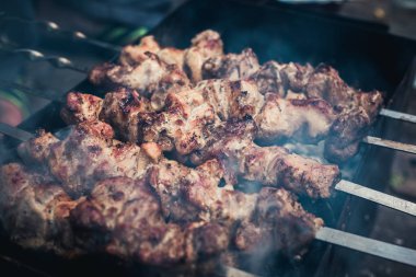 Metal şişleri (ızgara) yemek ızgara kebap. Dumanlı Barbekü, kavrulmuş et pişirilir. Barbekü taze domuz eti et chop dilimleri kadar kapatın. Geleneksel Doğu çanak, şiş kebap.