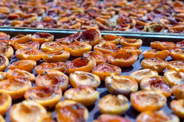 Ev yapımı kuru kayısı. Kayısı yarısı ile bir yaprak.