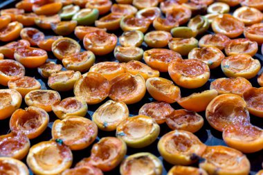 Ev yapımı kuru kayısı. Kayısı yarısı ile bir yaprak.