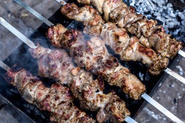 Metal şişleri (ızgara) yemek ızgara kebap. Dumanlı Barbekü, kavrulmuş et pişirilir. Barbekü taze domuz eti et chop dilimleri kadar kapatın. Geleneksel Doğu çanak, şiş kebap.
