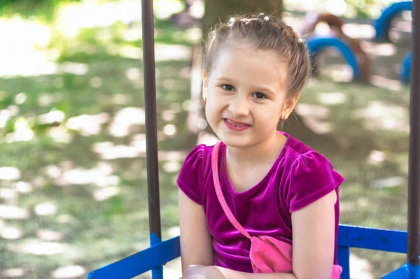 Pequeña Niña Ucraniana Divirtiéndose Columpio Aire Libre —  Fotos de Stock