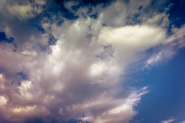 夕日に白い雲と青空 — ストック写真