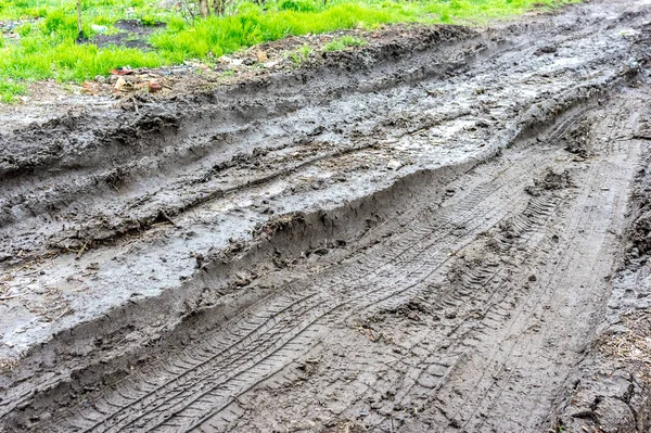 Route Boueuse Humide Avec Traces Pneus — Photo