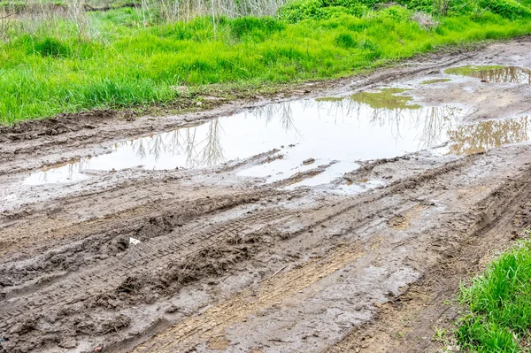 Estrada Lamacenta Húmida Com Marcas Pneus — Fotografia de Stock