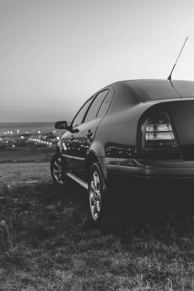 Zwarte Auto Bij Zonsondergang Zwart Wit Foto — Stockfoto